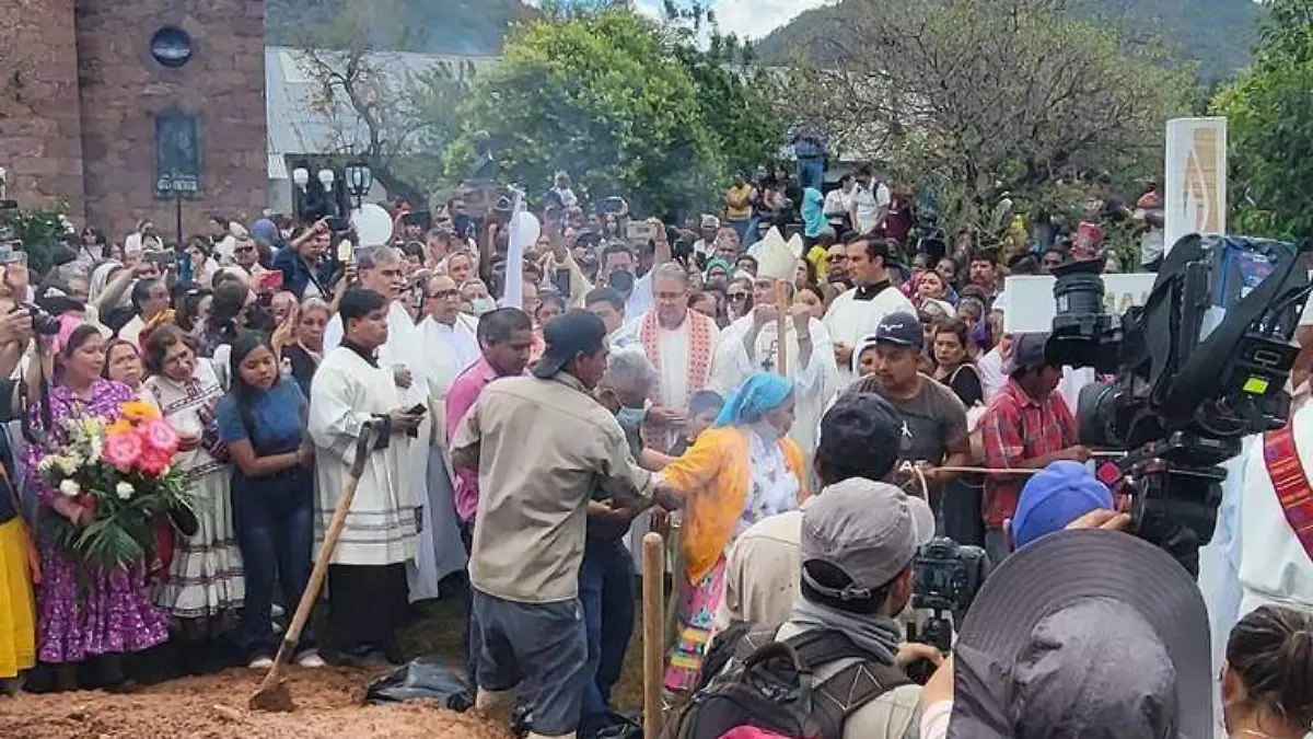 entierran a los padresitos